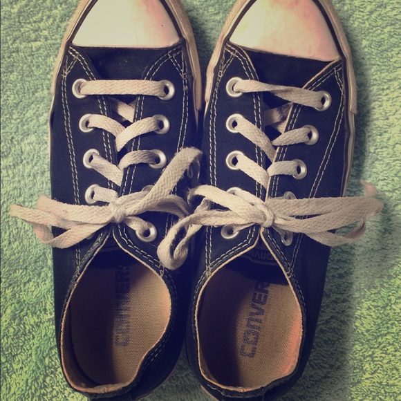 girl in converse shoes